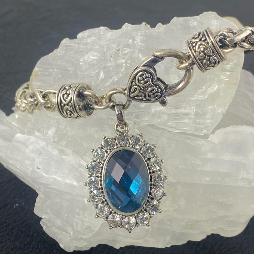 BEAUTIFUL WOVEN BRACELET, REMOVABLE CHARM 8"